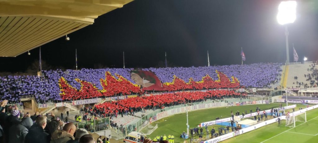 Fiorentina fans display Dante banner at football game (2022)